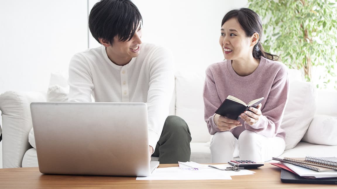 談笑する二人の写真
