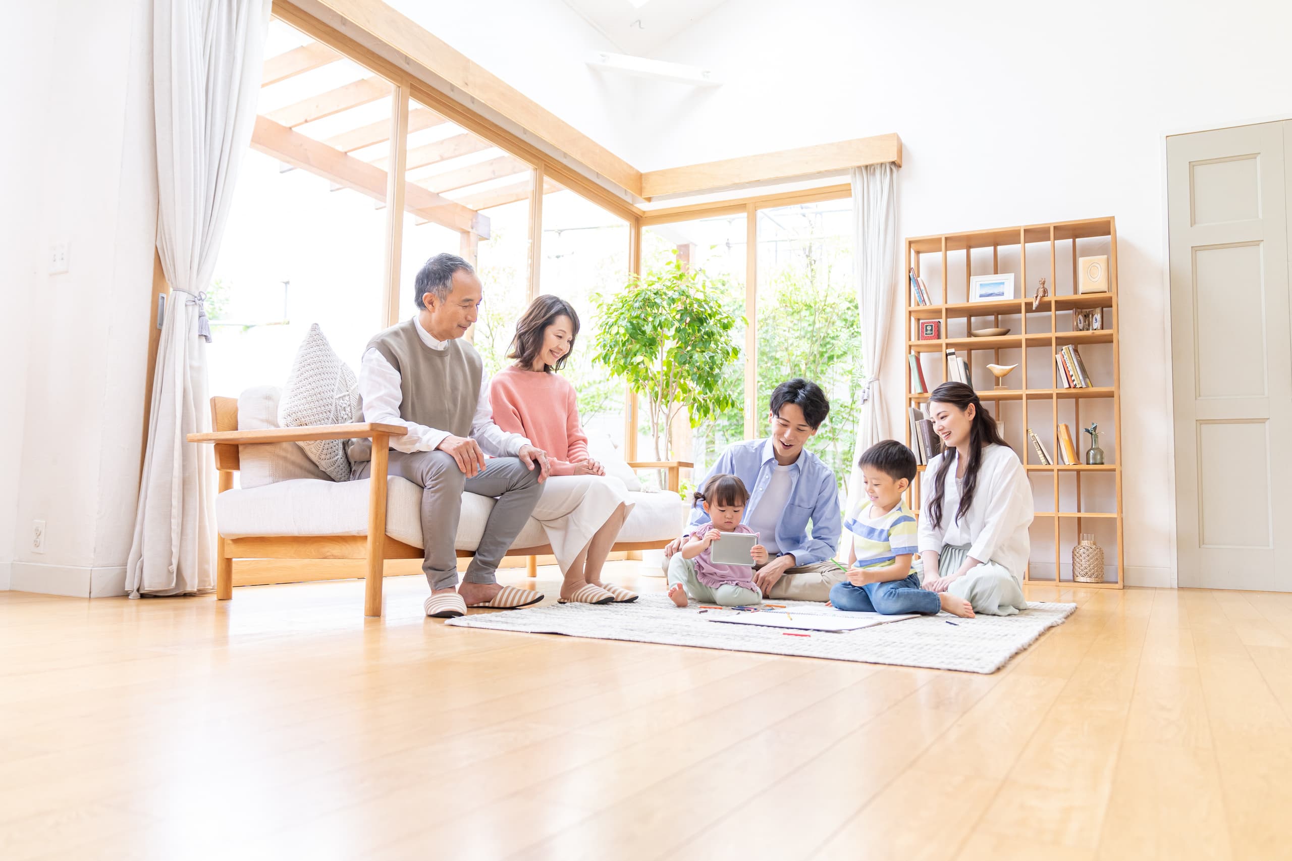 リビングでくつろぐ三世代家族