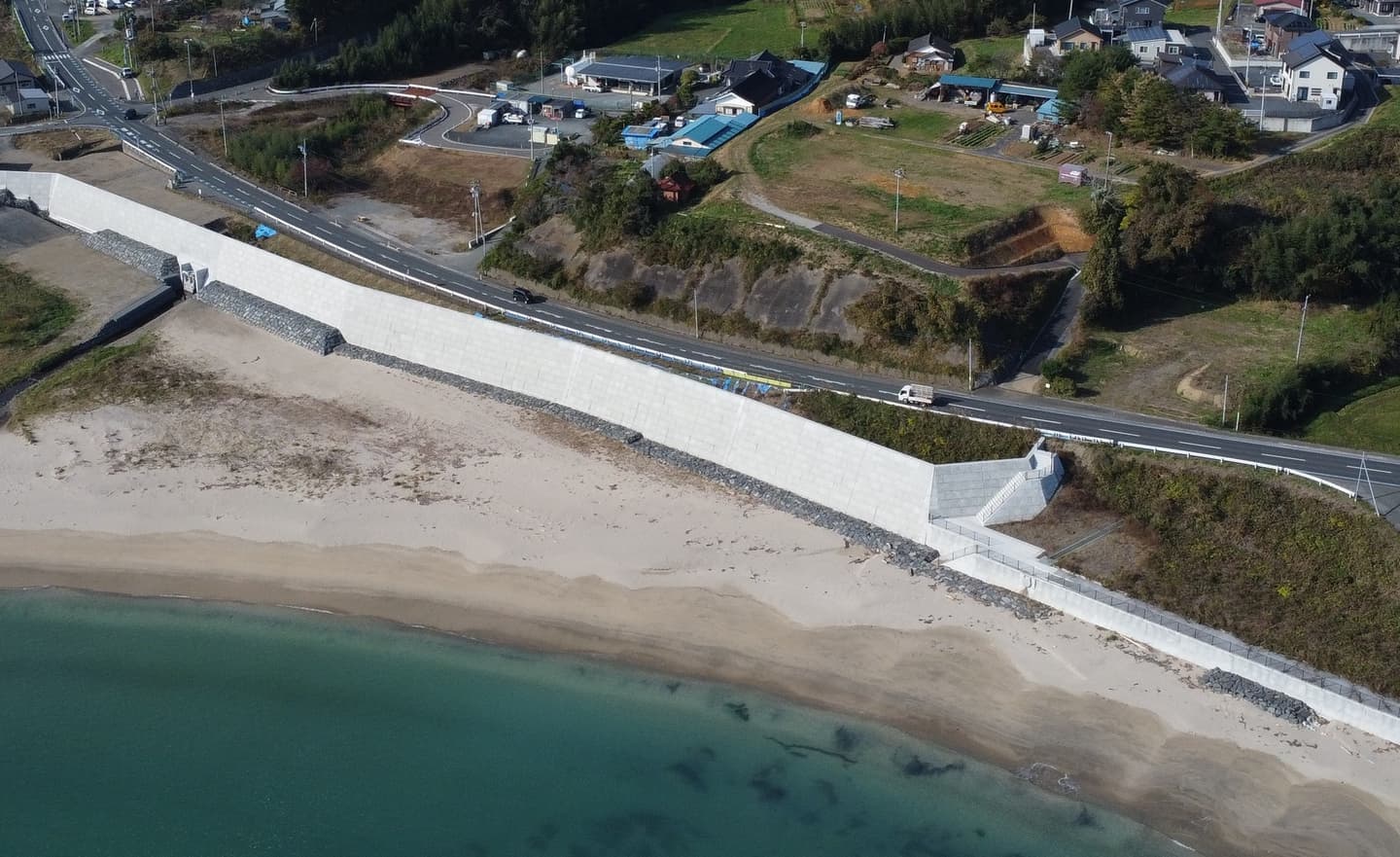 浦の浜漁港田尻防潮堤災害復旧工事完成後、上空から撮影した画像